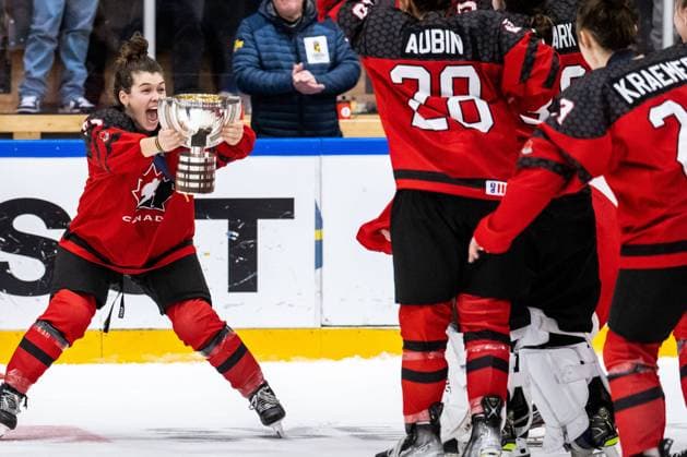 Bilder des Jahres 2023, Sport 01 Januar Sport Themen der Woche KW02 Sport Bilder des Tages 230115 Jocelyn Amos of Canada celebrates with the first place trophy after the 2023 IIHF U18 Women s World Championship, WM, Weltmeisterschaft final between Canada and Sweden on January 15, 2023 in Östersund. Photo: Mathilda Ahlberg BILDBYRAN kod MA MA0381 ishockey Ice hockey, Eishockey u18 vm u18-vm 2023 iihf u18 womens world championship final kanada sverige sweden canada dam bbeng jubel Copyright: MATHILDAxAHLBERG BB230115MA221