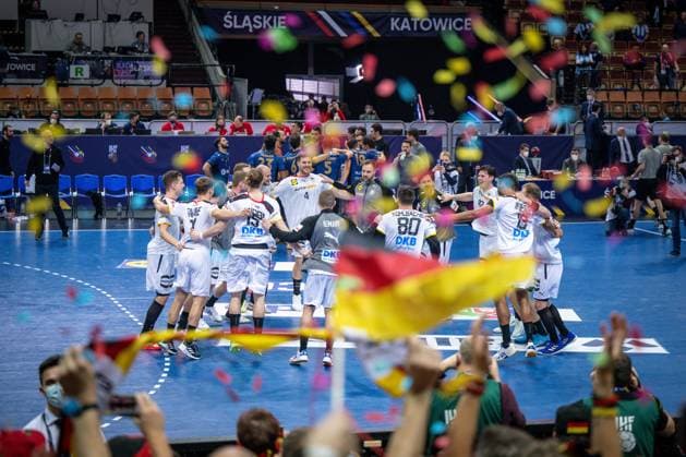 Bilder des Jahres 2023, Sport 01 Januar Sport Bilder des Tages Handball Kattowitz 19.01.2023 Weltmeisterschaft Handball WM Männer Vorrunde Deutschland (GER) - Argentinien (ARG) Team Deutschland feiert den Sieg Fans