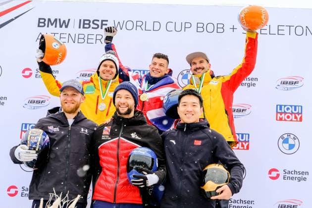 Bilder des Jahres 2023, Sport 01 Januar Sport Bilder des Tages IBSF Weltcup Bob+Skeleton in Altenberg am 20.01.2023. Skeleton Herren. Siegerehrung. 1. Platz: Matt Weston (GBR), 2. Platz: Christopher Grotheer (GER), 3. Platz: Axel Jungk (GER), 4. Platz: Austin Florian (USA), 5. Platz: Marcus Wyatt (GBR), 6. Platz: Wenhao Chen (CHN).