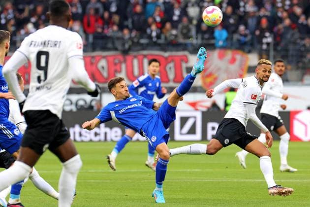 Bilder des Jahres 2023, Sport 01 Januar Sport Bilder des Tages Frankfurt, Deutschland 21. Januar 2023: 1. BL - 2022 2023 - Eintracht Frankfurt vs. FC Schalke 04 v. li. im Zweikampf Jordan Larsson (Schalke) gegen Djibril Sow (Frankfurt). DFB regulations prohibit any use of photographs as image sequences and or quasi-video Deutsche Bank Park Hessen Copyright: xFotostandx xRacochax