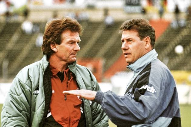 RECORD DATE NOT STATED Aus 2. BL. Saison 1995 96 Hannover 96 - FC Carl Zeiss Jena 1:1 am 11.11.1995. Im Foto: Vor Spielbeginn li. Han96 Trainer Egon Cordes sowie re. Jena Trainer Eberhard Vogel