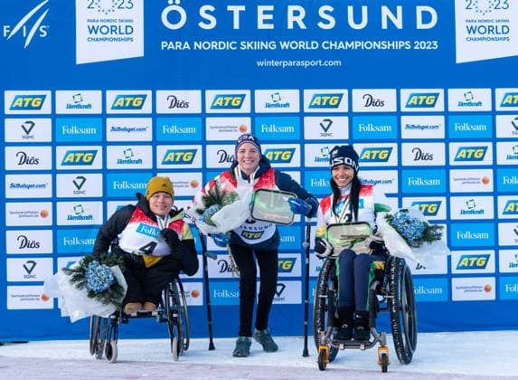 Bilder des Jahres 2023, Sport 01 Januar Sport Bilder des Tages PARA NORDIC SKIING WORLD CHAMPIONSHIPS 2023 OESTERSUND SCHWEDEN Sonntag, 22. Januar 2023 Langlauf Langdistanz klassisch (18 km) Anja Wicker (31 Stuttgart MTV Stuttgart, Startklasse Sitzend) , Kendall Gretsch, USA, Aline Dos Santos Rocha, BRA Credit: Ralf Kuckuck Allgemeine Informationen Der Para Wintersport wird nun unter dem Dach der FIS gefuehrt. Erstmalig findet unter der Verantwortung der FIS die WM Para Ski Nordisch in Oestersund Schweden statt. Vom 20. bis 29. Januar werden 125 Athlet*innen aus 18 Nationen ihre Wettkaempfe austragen.