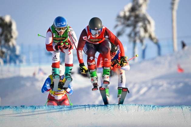 Bilder des Jahres 2023, Sport 01 Januar Canada s Tiana Gairns (red), Austria s Sonja Gigler (green), France s Marielle Berger Sabbatel (yellow) and Switzerland s Sixtine Cousin (blue) in action during the women s Ski Cross Small final of the FIS Freestyle Skiing World Cup in Idre, Sweden, on Jan. 22, 2023. IDRE SWEDEN ALPINE SKIING x10040x