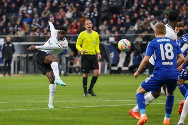 Frankfurt am Main, xjfx 21.01.2023 1.Bundesliga Eintracht Frankfurt - FC Schalke 04 v.l., Torschuss Eric Junior Dina Ebimbe (Eintracht Frankfurt) (DFL DFB REGULATIONS PROHIBIT ANY USE OF PHOTOGRAPHS as IMAGE SEQUENCES and or QUASI-VIDEO) Copyright: JoaquimxFerreira