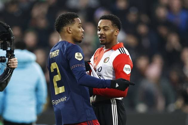 ROTTERDAM - (LR) Jurrien Timber of Ajax, Quinten Timber of Feyenoord during the Dutch premier league match between Feyenoord and Ajax at Feyenoord Stadion de Kuip on January 22, 2023 in Rotterdam, Netherlands. ANP MAURICE VAN STONE Dutch Eredivisie 2022 2023 xVIxANPxSportx xxANPxIVx