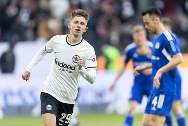 Eintracht Frankfurt - FC Schalke 04, 1. FBL Jesper Lindström (Eintracht Frankfurt, 29). Bundesligaspiel zwischen Eintracht Frankfurt und dem FC Schalke 04 am 21. Januar 2023 im Deutsche Bank Park in Frankfurt am Main. Nach Vorgaben der DFL, Deutsche Fußball Liga, ist es untersagt, in dem Stadion und oder vom Spiel angefertigte Fotoaufnahmen in Form von Sequenzbildern und oder videoähnlichen Fotostrecken zu verwerten bzw. verwerten zu lassen., Frankfurt am Main Hessen Deutschland Deutsche Bank Park