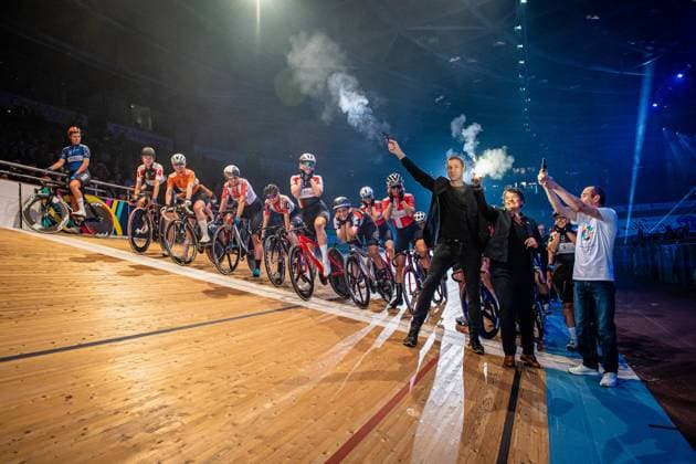 Bilder des Jahres 2023, Sport 01 Januar Startschuß Six Day Berlin, Sechstagerennen Berlin 2023 Startschuss mit Nicola Böcker-Giannini, Staatssekretärin Robert Herberg, Special Olympics Athlet und Jens Voigt zum 110. Sechstagerennen Berlin 2023 (Six Day) im Velodrom an der Landsberger Alle (Paul-Heyse-Strasse 29 Prenzlauer Berg) Berlin Pankow Deutschland. Das traditionelle Sechstagerennen fand vom 27. Januar bis zum 29. Januar 2023 statt. Six Day, Sixdays Sixday