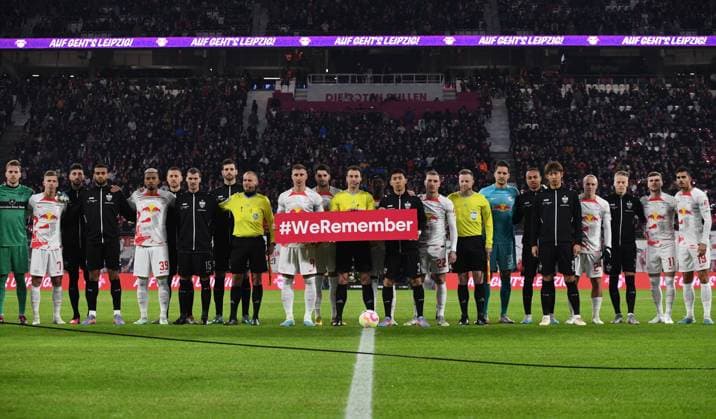 Bilder des Jahres 2023, Sport 01 Januar Sport Bilder des Tages Fussball, Herren, Saison 2022 2023, 1. Bundesliga (18. Spieltag), RB Leipzig - VfB Stuttgart, Gedenken beider Mannschaften an die Befreiung des KZ Auschwitz am 27.01. 1945, 27.01. 2023, Copyright: xSebastianxRäppold MatthiasxKochx