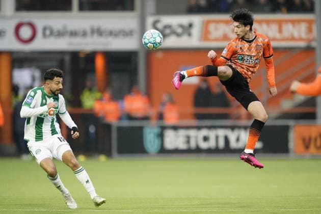 Bilder des Jahres 2023, Sport 01 Januar Sport Bilder des Tages VOLENDAM - (lr) Daleho Irandust of FC Groningen, Florent Sanchez of FC Volendam during the Dutch premier league game between FC Volendam and FC Groningen at Kras stadium on January 29, 2023 in Volendam, Netherlands. ANP ROY LAZET Dutch Eredivisie 2022 2023 xVIxANPxSportx xxANPxIVx