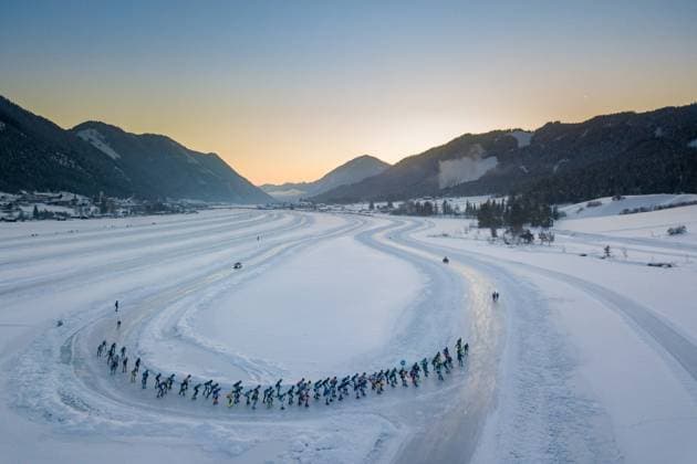 Bilder des Jahres 2023, Sport 01 Januar Sport Bilder des Tages Techendorf - Atmospheric image of the women s peloton during the ONK Marathon skating on the Austrian Weissensee netherlands out - belgium out xVIxxIVx