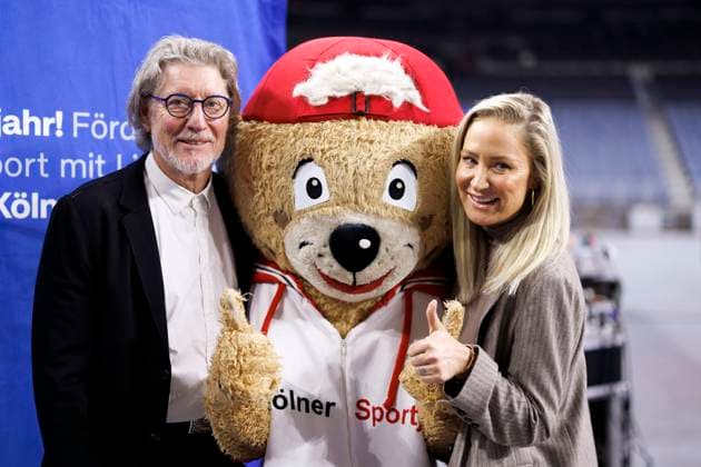 Bilder des Jahres 2023, Sport 01 Januar Sport Themen der Woche KW05 Sport Bilder des Tages Fußballtorwart Toni Schumacher und Schauspielerin Janine Kunze mit Maskottchen TropS - Kölns Fan Nr. 1 bei der Pressekonferenz zum Kölner Sportjahr 2023 in der Lanxess-Arena. Köln, 30.01.2023 NRW Deutschland Copyright: xChristophxHardtx