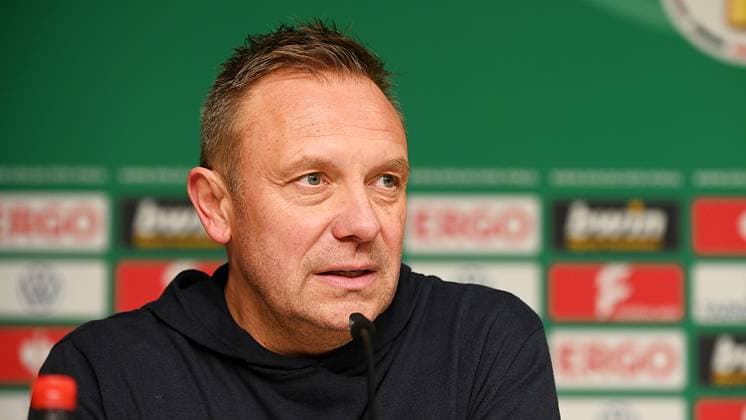 Fußball, DFB-Pokal Saison 2022 2023, Achtelfinale RB Leipzig vs. TSG Hoffenheim (01.02.2023) Andre Breitenreiter (Trainer Hoffenheim) nach dem Spiel RB Leipzig gegen Hoffenheim (01.02.2023) auf der Pressekonferenz. Leipzig Sachsen Deutschland Red Bull Arena
