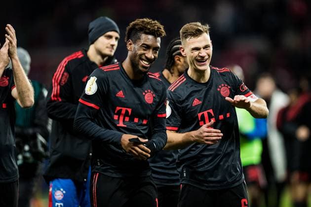 Sport Bilder des Tages DFB Pokal Achtelfinale, 1. FSV Mainz 05 - FC Bayern Muenchen; 01.02.2023 Kingsley Coman (FC Bayern Muenchen, 11) und Joshua Kimmich (FC Bayern Muenchen, 6) lachen klatschend DFB Pokal Achtelfinale, 1. FSV Mainz 05 - FC Bayern Muenchen, Mainz, MEWA ARENA DFL REGULATIONS PROHIBIT ANY USE OF PHOTOGRAPHS AS IMAGE SEQUENCES AND OR QUASI-VIDEO. Copyright: xBEAUTIFULxSPORTS Wunderlx