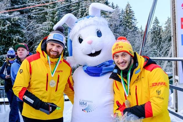 Bilder des Jahres 2023, Sport 02 Februar Sport Themen der Woche KW05 Eberspächer Rodel Weltcup in Altenberg am 04.02.2023. Siegerehrung Herren Doppel. Toni Eggert und Sascha Benecken (GER) mit Flocki.