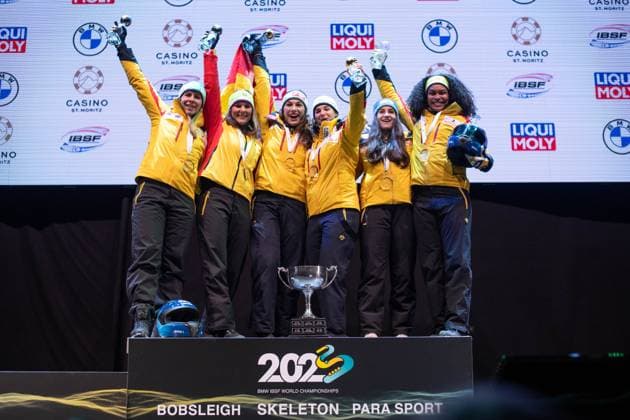 Bilder des Jahres 2023, Sport 02 Februar Sport Themen der Woche KW05 Sport Bilder des Tages Lisa Buckwitz, Kira Lipperheide (Deutschland), Kim Kalicki, Leonie Fiebig (Deutschland), Maureen Zimmer, Lauryn Siebert (Deutschland) jubeln ueber ein gutes Teamergebnis, CH, BMW IBSF Zweierbob Weltmeisterschaft, Olympia Bob Run Sankt Moritz, Rennen Frauen, Siegerehrung, 04.02.2023, Saison 2022 2023 CH, BMW IBSF Zweierbob Weltmeisterschaft, Olympia Bob Run Sankt Moritz, Rennen Frauen, Siegerehrung, 04.02.2023, Saison 2022 2023 St. Moritz Copyright: xEibner Memmlerx EP_MMR