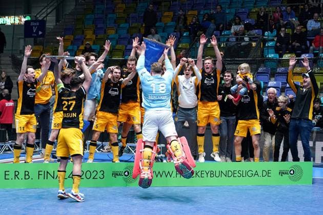 Bilder des Jahres 2023, Sport 02 Februar Sport Themen der Woche KW05 Sport Bilder des Tages Spieler vom Harvestehuder THC, mit dem Pokal, der Trophäe, bei der Siegerehrung, Siegerwimpel, Blauer Wimpel, Meisterschale, Ehrung, Jubel nach dem Schlusspfiff, jubeln, jubelt, Freude, Sieger, Sieg, Gewinner der Deutschen Meisterschaft, Highlight, optimistisch, Deutscher Meister, 2023, Titelträger 2023, Champion, Aktion, Action, 05.02.2023, Frankfurt am Main (Deutschland), Hallenhockey, Deutsche Meisterschaft, Finale, Herren, Harvestehuder THC - Der Club an der Alster