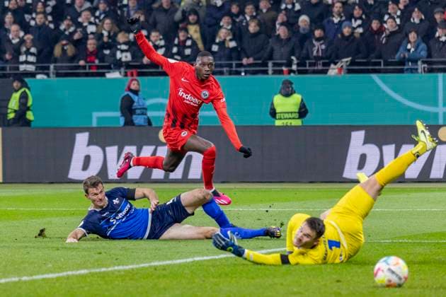 Bilder des Jahres 2023, Sport 02 Februar Sport Themen der Woche KW06 Sport Bilder des Tages DFB Pokal: Eintracht Frankfurt - SV Darmstadt 98, Deutsche Bank Park, Frankfurt, 07.02.2023 Randal Kolo Muani (Eintracht Frankfurt 9) & Christoph Zimmermann (SV Darmstadt 98 4) & Marcel Schuhen (SV Darmstadt 98 1),. Eintracht Frankfurt - SV Darmstadt 98, Frankfurt, Deutsche Bank Park, 7.2.2023 Copyright: xBEAUTIFULxSPORTS Gawlikx