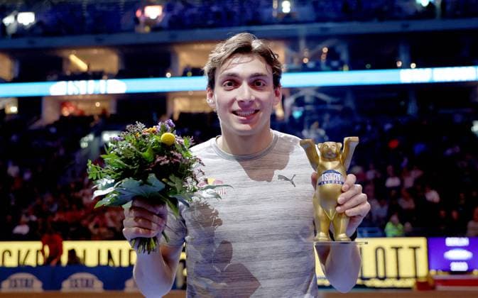 Bilder des Jahres 2023, Sport 02 Februar Sport Themen der Woche KW06 Sport Bilder des Tages 230210 Armand Duplantis of Sweden poses after Men s Pole Vault during the athletics gala ISTAF Berlin on February 10, 2023 in Berlin. Photo: Ronny Hartmann BILDBYRAN kod XY XY0004 friidrott athletics friidrett diamond league bbeng Istaf Berlin jubel Copyright: RonnyxHartmann BB230210ZM017