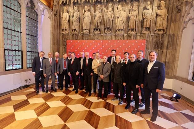 75 Jahre 1. FC Köln, Empfang im historischen Rathaus, Vorstand, Geschäftsführung und ehemalige Spieler, von links: Eckhard Sauren, Christoph Daum, Werner Spinner, Karl-Heinz Thielen, Friedhelm Funkel, Werner Wolf, Bernd Cullmann, Friedrich Neukirch, Markus Rejek, Andreas Rettig, Heinz Hornig, Christian Keller, Harald Konopka, Carsten Wettich, Matthias Hönerbach, Philipp Türoff, Herbert Zimmermann, 13.02.2023, Bild: