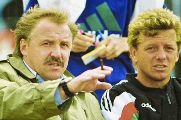 RECORD DATE NOT STATED aus Freundschaftsspiel VfL Wolfsburg .- Bayer Leverkusen am 25.07.1993. Im Foto: Li. Bayer Leverkusen Trainer Dragoslav Stepanovic und Co.- Trainer Peter Hermann