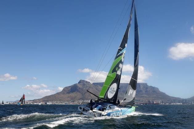 Bilder des Jahres 2023, Sport 02 Februar Sport Themen der Woche KW08 Sport Bilder des Tages IMOCA vom Team Holcim- PRB (SUI) Skipper Kevin Escoffier (FRA) vor dem Tafelberg zwichen Marke 1 & 2 während des Hafenrennens, Port race, The Ocean Race VO65, 3. Etappe Kapstadt (RSA)- Itajai (BRA) 24.02.2023, Kapstadt, Südafrika, RSA