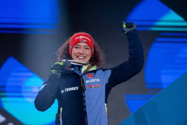 Bilder des Jahres 2023, Sport 02 Februar Sport Themen der Woche KW08 Sport Bilder des Tages Vizeweltmeisterin Nathalie Armbruster (Deutschland) jubelt auf dem Podium ueber die Silbermedaille in der Nordischen Kombination, SLO, FIS Nordische Ski Weltmeisterschaft Planica 2023, WM Siegerehrung Kranjska Gora, 24.02.2023, Saison 2022 2023 SLO, FIS Nordische Ski Weltmeisterschaft Planica 2023, WM Siegerehrung Kranjska Gora, 24.02.2023, Saison 2022 2023 Planica Copyright: xEibner Memmlerx EP_MMR