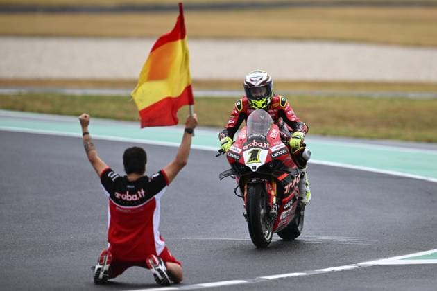 Bilder des Jahres 2023, Sport 02 Februar Sport Themen der Woche KW08 Sport Bilder des Tages SUPERBIKES PHILLIP ISLAND, Spanish rider Alvaro Bautista of Aruba.it Racing Ducati team celebrates winning WorldSBK Race One of the Superbike World Championship, WM, Weltmeisterschaft on Phillip Island, Victoria, Saturday, February 25, 2023. ( NO ARCHIVING, EDITORIAL USE ONLY, NO USE IN BOOKS WITHOUT CONSENT PHILLIP ISLAND VICTORIA AUSTRALIA Copyright: xJOELxCARRETTx 20230225001768006631