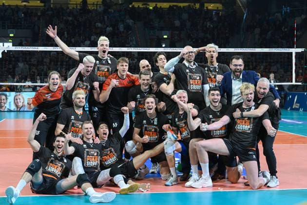 Bilder des Jahres 2023, Sport 02 Februar Sport Themen der Woche KW08 Sport Bilder des Tages Mannheim, Germany, February 26th 2023: BERLIN RECYCLING Volleys celebrate after winning the mens DVV-Pokal final match 2022 2023 between SWD powervolleys Dueren and BERLIN RECYCLING Volleys at the SAP Arena in Mannheim, Germany. (Norina Toenges SPP) Copyright: xNorinaxToengesx xSPPx spp-en-NoTo-SWD v BR-20