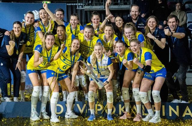 Bilder des Jahres 2023, Sport 02 Februar Sport Themen der Woche KW08 Sport Bilder des Tages 26.02.2023, GER, Volleyball, Frauen, DVV-Pokalfinale 2023, SSC Palmberg Schwerin - SC Potsdam Die Spielerinnen des SSC Palmberg Schwerin feiern ausgelassen bei der Siegerehrung. Mannheim SAP Arena Deutschland Baden-Württemberg
