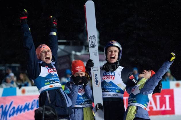 Bilder des Jahres 2023, Sport 02 Februar Sport Themen der Woche KW08 Sport Bilder des Tages Weltmeister Karl Geiger (Deutschland), Selina Freitag (Deutschland), Andreas Wellinger (Deutschland), Katharina Althaus (Deutschland) jubeln im Ziel ueber den Sieg, SLO, FIS Nordische Ski Weltmeisterschaft Planica 2023, WM Skispringen Mixed Team HS102 Normalschanze, 26.02.2023, Saison 2022 2023 SLO, FIS Nordische Ski Weltmeisterschaft Planica 2023, 26.02.2023, Saison 2022 2023 Planica Copyright: xEibner Memmlerx EP_MMR