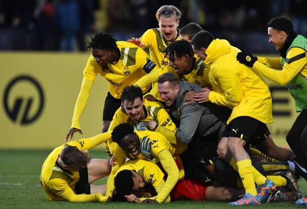 Bilder des Jahres 2023, Sport 02 Februar Sport Themen der Woche KW09 Sport Bilder des Tages Fußball UEFA Youth League Saison 2022 2023 Achtelfinale: Borussia Dortmund U19 - Paris Saint-Germain U19 am 28.02.2023 im Fußballpark BVB Hohenbuschei in Dortmund Die Dortmunder Spieler freuen sich über den Sieg UEFA regulations prohibit any use of photographs as image sequences and or quasi-video. Nordrhein-Westfalen Deutschland