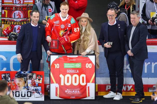 Bilder des Jahres 2023, Sport 02 Februar Sport Themen der Woche KW09 Sport Bilder des Tages Düsseldorf, 28.02.2023, Eishockey, Penny DEL, 58. Spieltag, PSD-BANK Dome, Düsseldorfer EG - Schwenninger Wild Wings: Philip Gogulla von Düsseldorfer EG wird vor dem Spiel für sein Jubiläum 1000. Spiel in der DEL geehrt NRW Deutschland
