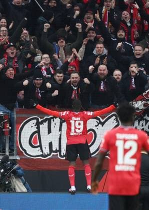 Jubel 3:0, Moussa Diaby (Bayer 04 Leverkusen) steht auf der Werbebande und feiert mit den Fans 05.03.2023, Fussball GER, Saison 2022 2023, 1. Bundesliga, 23. Spieltag, Bayer 04 Leverkusen - Hertha BSC Berlin Leverkusen BayARena Nordrhein Westfalen Deutschland