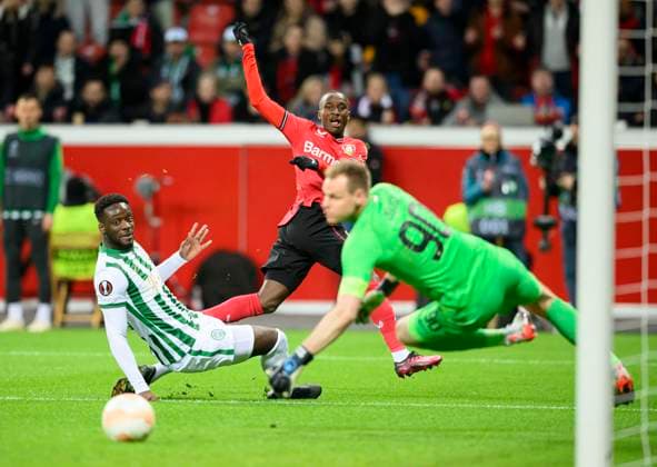 Sport Bilder des Tages v.l. Myenty Abena (BUD), Moussa DIABY (LEV), Torwart Denes Dibusz (BUD), Torchance, Aktion, Zweikampf, Fussball Europa League, Achtelfinale Hinspiel, Bayer 04 Leverkusen (LEV) - Ferencvaros Budapest (BUD), am 09.03.2023 in Leverkusen Deutschland. UEFA regulations prohibit any use of photographs as image sequences and or quasi-video Â