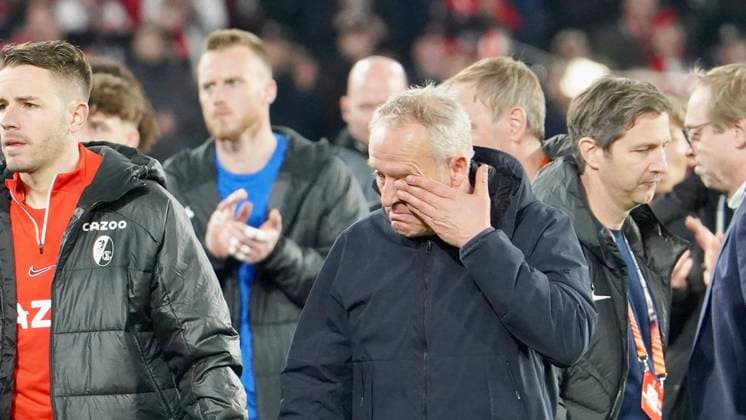 IMAGO Iconic Moments, Fußball IMAGO Iconic Moments, Fußball Bilder des Jahres 2023, Sport 03 März Sport Themen der Woche KW11 Sport Bilder des Tages 16.03.2023; Freiburg im Breisgau, Baden Württemberg, Deutschland, Europa Sportclub Trainer Christian Streich nach der Niederlage und dem ausscheiden aus dem europäischen Pokal emotional und mit Tränen in den Augen bei seinen Spielern und Team. Links: Kapitän Christian Günter (SC Freiburg 30) und Sportvorstand Jochen Saier (rechts) Fussball UEFA Europa League 2022 2023: Achtelfinale Rückspiel - SC Freiburg - Juventus Turin, im Europa Park Stadion