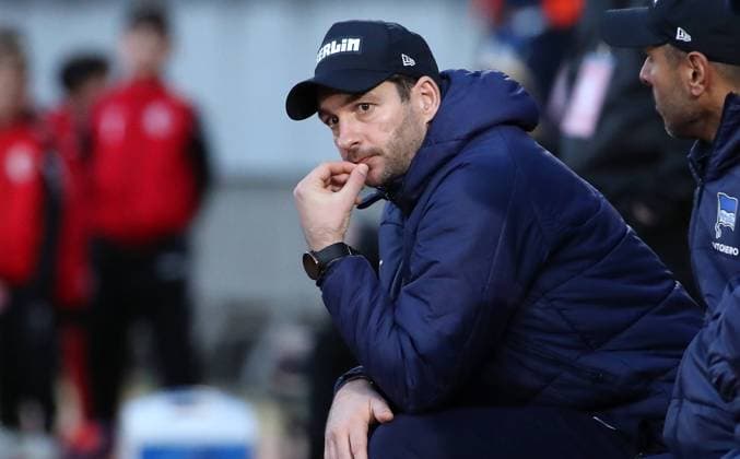 Trainer Sandro Schwarz Aktion Oberkoerper Oberkörper Fußball Fussball Benefizspiel für Erdbebenopfer in der Türkei Bundesliga DFL Saison 2022 2023 24.03.2023 Hertha BSC Berlin vs. Berliner AK BAK DFL regulations prohibit any use of photographs as image sequences and or quasi-video.