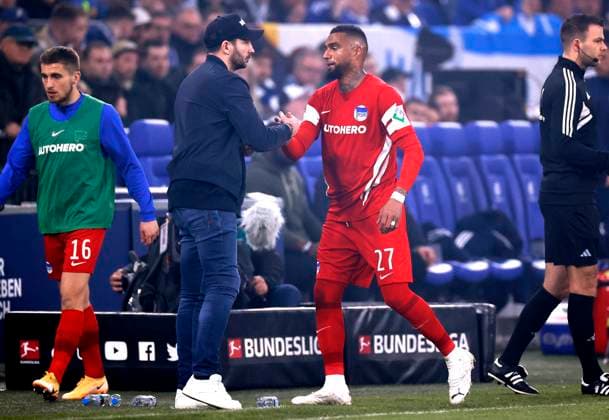SCHWARZ Sandro Trainer Team Hertha BSC bei der Auswechslung mit Prince Boateng Kevin Bundesliga DFL Saison 2022 - 2023 BL Spiel FC Schalke 04 - Hertha BSC 5 : 2 am 14. 04. 2023 in Gelsenkirchen DFL REGULATIONS PROHIBIT ANY USE OF PHOTOGRAPHS as IMAGE SEQUENCES and or QUASI-VIDEO Copyright: xLacixPerenyix