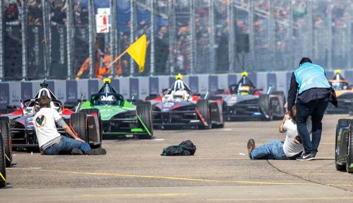 Bilder des Jahres 2023, Sport 04 April Sport Themen der Woche KW16 Sport Bilder des Tages Berlin, 23.04.23, Motorsport: Formel-E-Rennen, 2023 Sabic Berlin E-Prix, Rennen auf dem ehemaligen Flughafen Tempelhof. Klimaaktivisten der letzten Generation kleben auf der Startbahn der Rennstrecke. Start verzoegert sich. Formel-E Rennen 2023