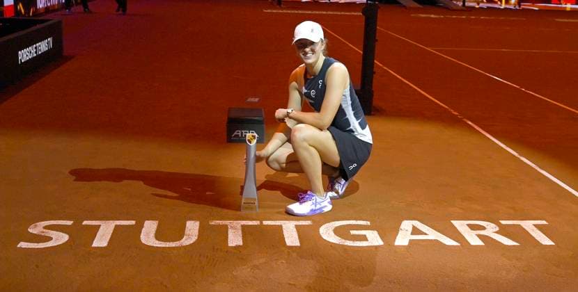 Bilder des Jahres 2023, Sport 04 April Sport Themen der Woche KW16 Sport Bilder des Tages Siegerehrung Iga Swiatek (POL) Jubel Freude Emotion vor Schriftzug STUTTGART im Sand Tennis Damen Porsche-Cup Porsche Tennis Grand Prix GP Stuttgart 2023 Finale Porsche Arena 23.04.2022 DFL REGULATIONS PROHIBIT ANY USE OF PHOTOGRAPHS AS IMAGE SEQUENCES AND OR QUASI-VIDEO Porsche Tennis Grand Prix GP Stuttgart 2023