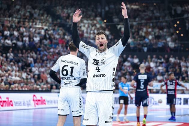 Bilder des Jahres 2023, Sport 04 April Sport Themen der Woche KW16 Handball I Herren I Saison 2022 2023 I LIQUI MOLY Handball-Bundesliga I 27. Spieltag I THW Kiel - SG Flensburg-Handewitt I 23.04.2023 Kapitän Domagoj Duvnjak (4, THW Kiel) heizt das Publikum ein. Kiel Wunderino Arena Schleswig-Holstein Deutschland Copyright: xLobecax xIngridxAnderson-Jensenx