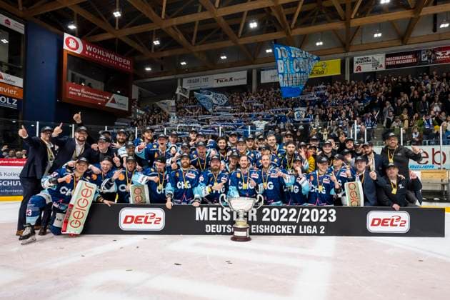 Bilder des Jahres 2023, Sport 04 April Sport Themen der Woche KW17 Sport Bilder des Tages Meisterfoto DEL2 2022 2023 - Ravensburg Towerstars GER, Ravensburg Towerstars vs EC Bad Nauheim, Eishockey, DEL 2, Saison 2022 23, Playoffs, Finale, 5of7, 25.04.2023, GER, Ravensburg Towerstars vs EC Bad Nauheim, Eishockey, DEL 2, Saison 2022 23, Playoffs, Finale, 5of7, 25.04.2023 Ravensburg Copyright: xEibner-Pressefoto FlorianxWolfx EP_FWF