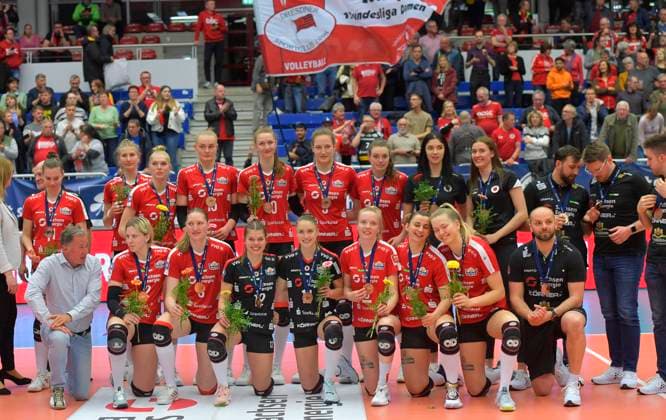 Bilder des Jahres 2023, Sport 04 April Sport Themen der Woche KW17 Sport Bilder des Tages 26.04.2023, die Dresdner Mannschaft mit den Medaillen für den dritten Platz, Volleyball, 1. Bundesliga, play off Halbfinale, Dresdner SC - MTV Allianz Stuttgart, c Dresden