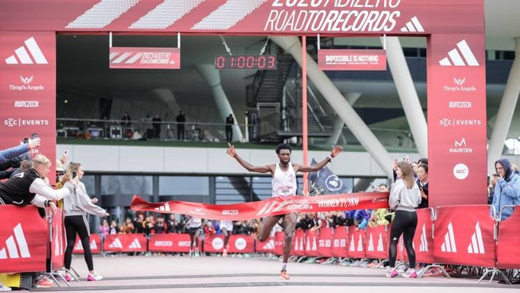 Bilder des Jahres 2023, Sport 04 April Sport Themen der Woche KW17 Sport Bilder des Tages Adizero: Road to Records; Herzogenaurach Deutschland, 29.04.2023 Tadese TAKELE (ETH) siegt auf der Halbmarathon-Strecke rund um das Adidas-Headquarter in Herzogenaurach (Deutschland) beim Lauf-Event Adizero: Road to Records am 29.04.2023 Copyright: xBEAUTIFULxSPORTS Meurerx