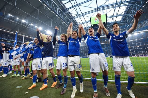 Bilder des Jahres 2023, Sport 04 April Sport Themen der Woche KW17 Schalkes Spieler feiern den Sieg 29.04.2023, Fussball GER, Saison 2022 2023, 1. Bundesliga, 30. Spieltag, FC Schalke 04 - SV Werder Bremen Gelsenkirchen Veltins Arena Nordrhein Westfalen Deutschland