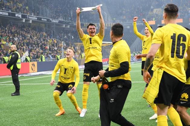 Bilder des Jahres 2023, Sport 04 April Sport Themen der Woche KW17 Sport Bilder des Tages 30.04.2023, Bern, Stadion Wankdorf, Super League: BSC Young Boys - FC Luzern, 32 Fabian Rieder (Young Boys) feiert mit einem gebastelten Pokal den 16. Meistertitel. Bern Stadion Wankdorf Bern Switzerland Copyright: xJustPictures.ch ManuelxWinterbergerx