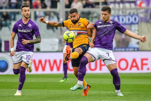 italian soccer Serie A match - ACF Fiorentina vs UC Sampdoria Sampdoria s Tomas Rincon fights for the ball against Luka Jovic during ACF Fiorentina vs UC Sampdoria, italian soccer Serie A match in Florence, Italy, April 30 2023 Florence Artemio Franchi stadium Italy Copyright: xFabioxFagiolinix xLiveMediax LPS_920725