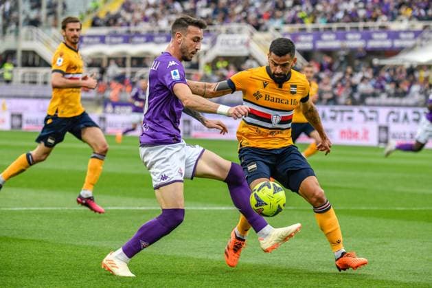 italian soccer Serie A match - ACF Fiorentina vs UC Sampdoria Fiorentina s Gaetano Castrovilli hampered by Sampdoria s Tomas Rincon during ACF Fiorentina vs UC Sampdoria, italian soccer Serie A match in Florence, Italy, April 30 2023 Florence Artemio Franchi stadium Italy Copyright: xFabioxFagiolinix xLiveMediax LPS_920731