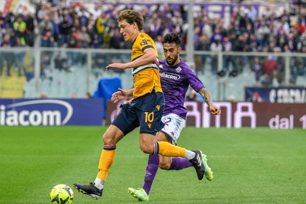 italian soccer Serie A match - ACF Fiorentina vs UC Sampdoria Sampdoria s Sam Lammers hampered by Fiorentina s Nicolas Gonzalez during ACF Fiorentina vs UC Sampdoria, italian soccer Serie A match in Florence, Italy, April 30 2023 Florence Artemio Franchi stadium Italy Copyright: xFabioxFagiolinix xLiveMediax LPS_920742