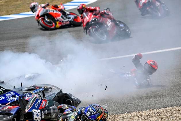 Bilder des Jahres 2023, Sport 04 April Sport Themen der Woche KW17 Sport Bilder des Tages 20 QUARTARARO Fabio (fra), Monster Energy Yamaha MotoGP, Yamaha YZR-M1, action, accident, crash with 88 OLIVEIRA Miguel (prt), RNF MotoGP Team, Aprilia RS-GP during the 2023 MotoGP Gran Premio by Gryfyn de Espana on the Circuit de Jerez - Angel Nieto from April 28 to 30, in Jerez de la Frontera, Spain - MOTO - MOTO GP - SPANISH GRAND PRIX 2023 DPPI Panoramic _TIN5833