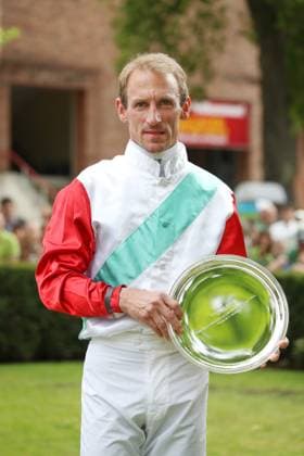 Bilder des Jahres 2023, Sport 05 Mai Sport Themen der Woche KW19 14.05.2023, Hoppegarten, Brandenburg, GER - Jockey Andrasch Starke nach dem Sieg im Oleander-Rennen. Galopprennbahn Hoppegarten. () 230514D678HOPPEGARTEN.JPG